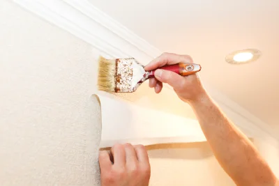 Pose de papier peint au Bec-Hellouin — revêtements muraux et toiles de verre